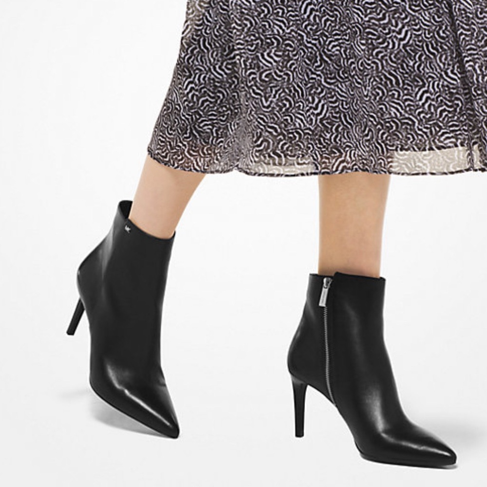 Michael Kors sizes 9 Dorothy Flex Leather Ankle Boot Black NEW